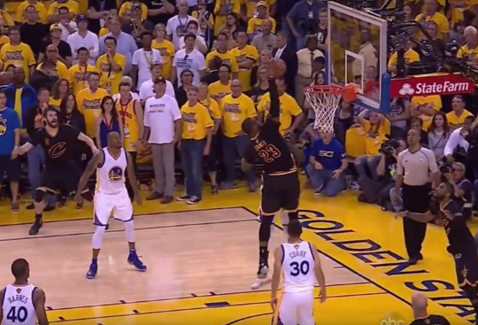 미국 스포츠전문채널 ESPN은 12일(한국시간) "제임스의 에이전트 리치 폴이 3년간 총 1억 달러(약 1101억원)의 초대형 계약을 맺었다고 밝혔다"라고 보도했다. 사진은 2015-2016시즌 NBA 파이널에서 르브론 제임스가 덩크를 시도하고 있는 모습. 사진=유튜브 캡쳐